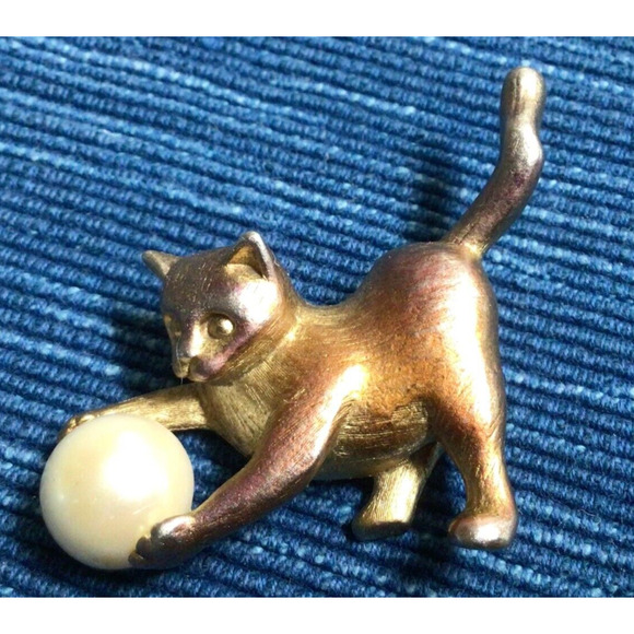 Brooch Cat Playing with Ball Faux Pearl Kitten Pin Gold Multi Colored 2" 925A - Picture 1 of 2